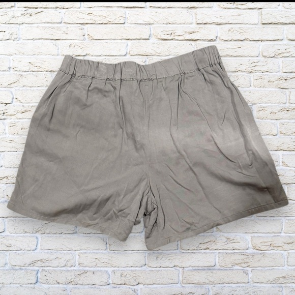 NWT Gray Pride Shorts with Rainbow Accents Size XL - Picture 3 of 5